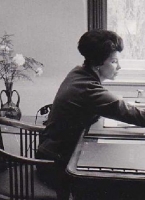 Ingeborg Schuldt-Britting an Brittings Schreibtisch in der Münchener Wohnung 1964, kurz nach Georg Brittings Tod (Foto: Hans-Joachim Schuldt)